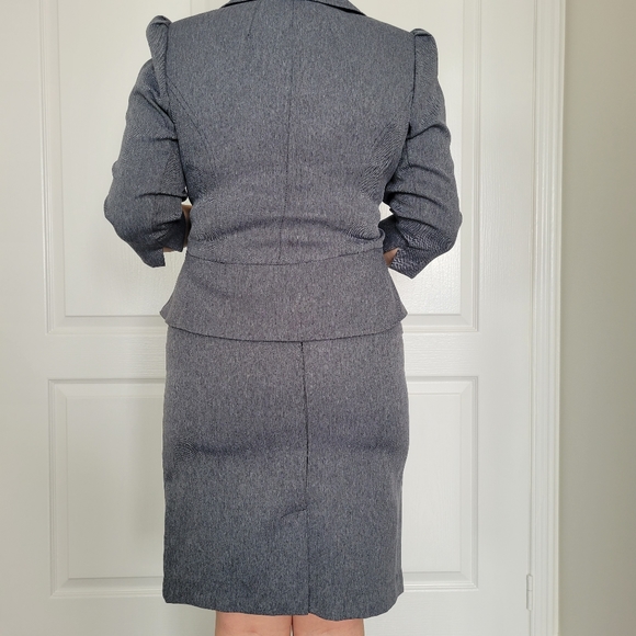 Two piece T.Milano skirt suit - Picture 2 of 9